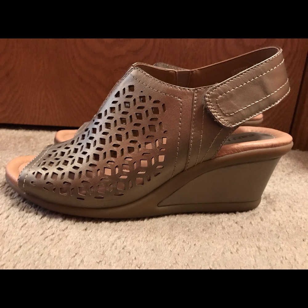 Earth brand wedge heels